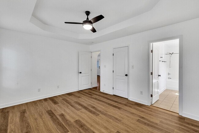 Building Photo - 3 bedroom with Community POOL!
