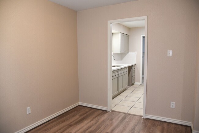 Building Photo - 305 Amherst Ct