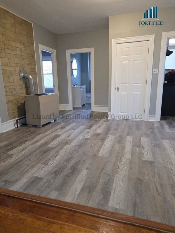 Building Photo - 25 Saxon St