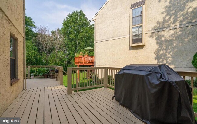 Building Photo - 2074 Yorktown S