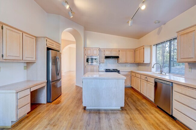 Building Photo - Spacious 3 Bed, 3 Bath Home in Hidden Valley Ranch!