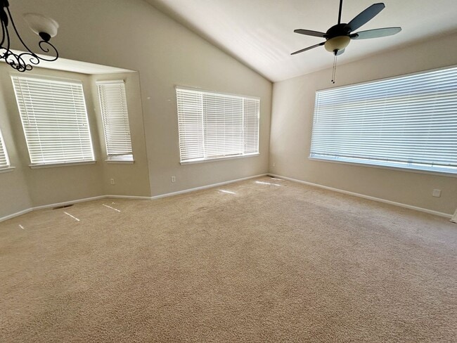 Building Photo - Bright, Spacious 2-Bedroom Home in Aurora with Room to Grow