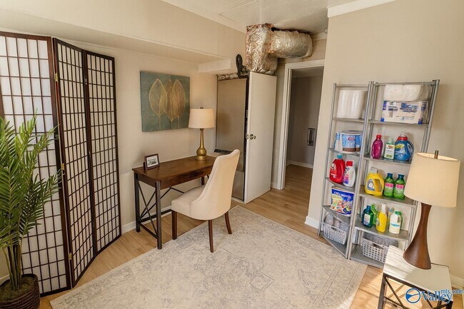 Building Photo - 2004 Chambers Dr NE