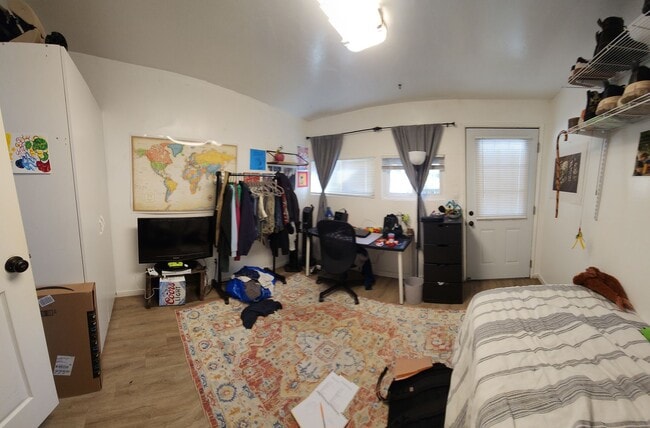 Building Photo - 7 Bedroom 3 bath home close to POLY!!!!