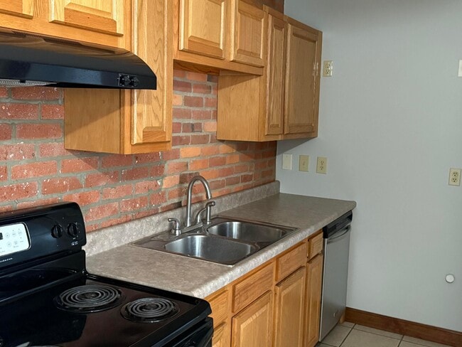 Building Photo - 1360 S High St