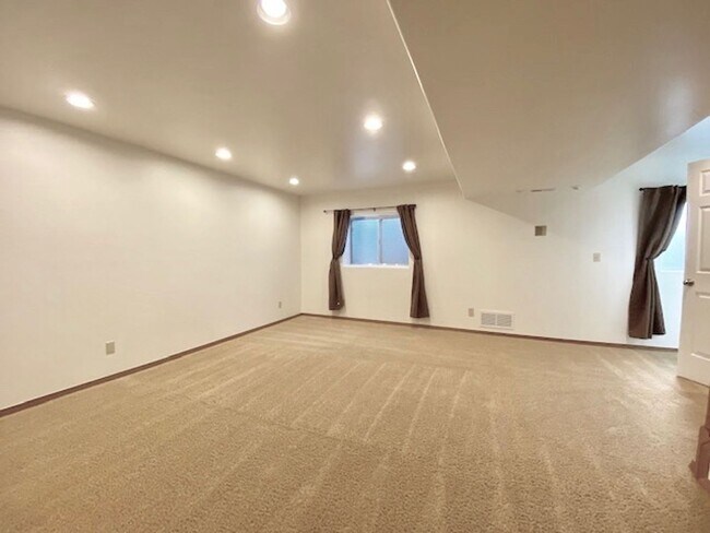 Building Photo - Spacious Briargate 4 Bedroom/3.5 Bathroom Home with huge Yard