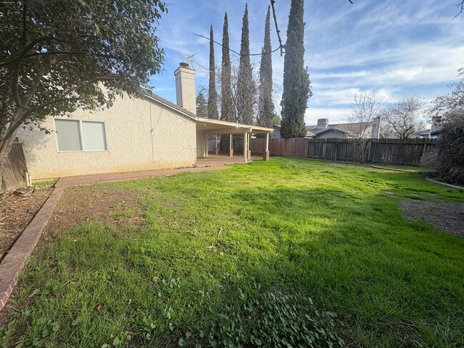 Building Photo - NW Visalia Home Rent Ready!