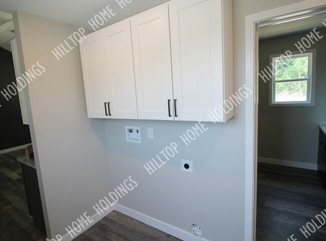 Building Photo - 2 Oak Terrace Ln