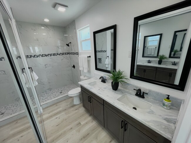 Building Photo - 4327 Clairemont Dr
