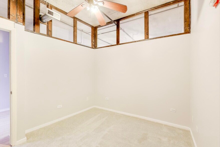 Building Photo - 933 W Van Buren St