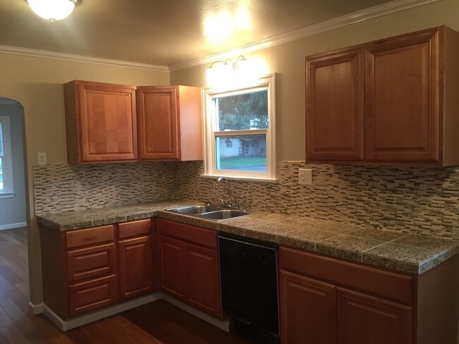 Building Photo - Beautifully remodeled 2 bed 1 bath home in Springfield!