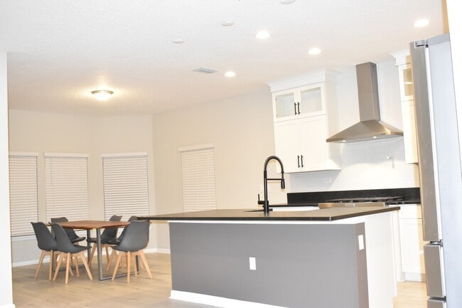 Building Photo - 572 Windermere Way