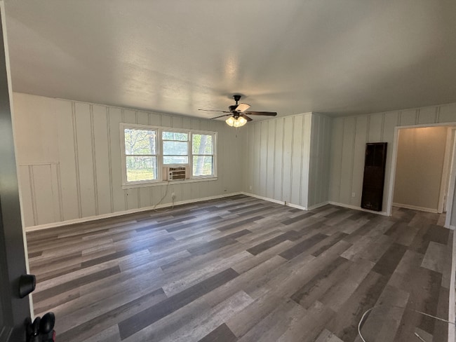 Building Photo - 920 Red Bud Dr