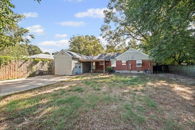 Building Photo - 1139 Russwood Rd