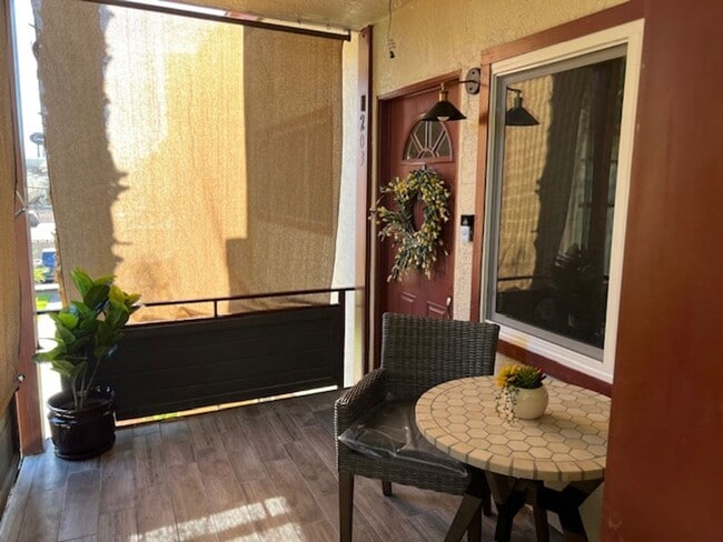 Building Photo - Move-In Ready, Fully Furnished Condo – Prime Strip Location