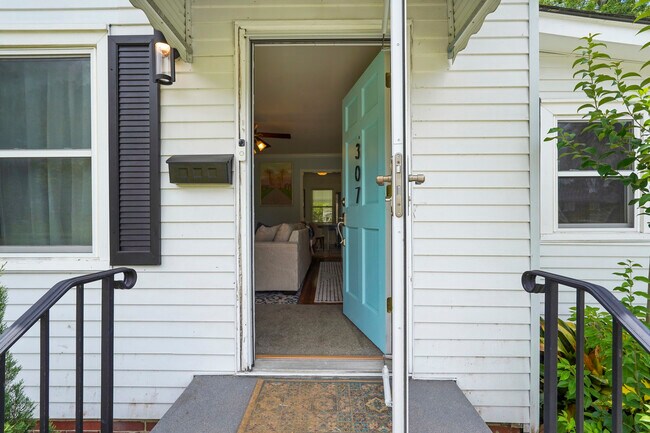 Building Photo - Charming Ardsley Park Bungalow Fully Furnished