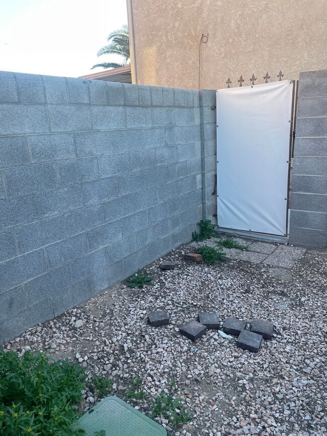 Building Photo - BEAUTIFUL AND AFFORDABLE 2 BEDS 1  BATH APARTMENT AVAILABLE FOR RENT !!!