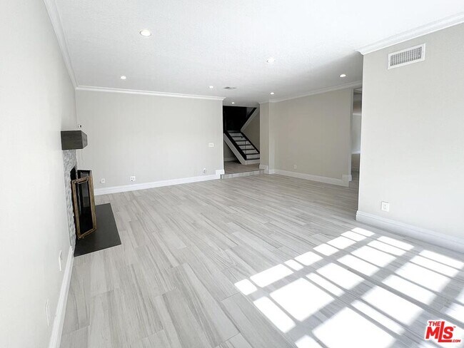 Building Photo - 10758 Cozycroft Ave