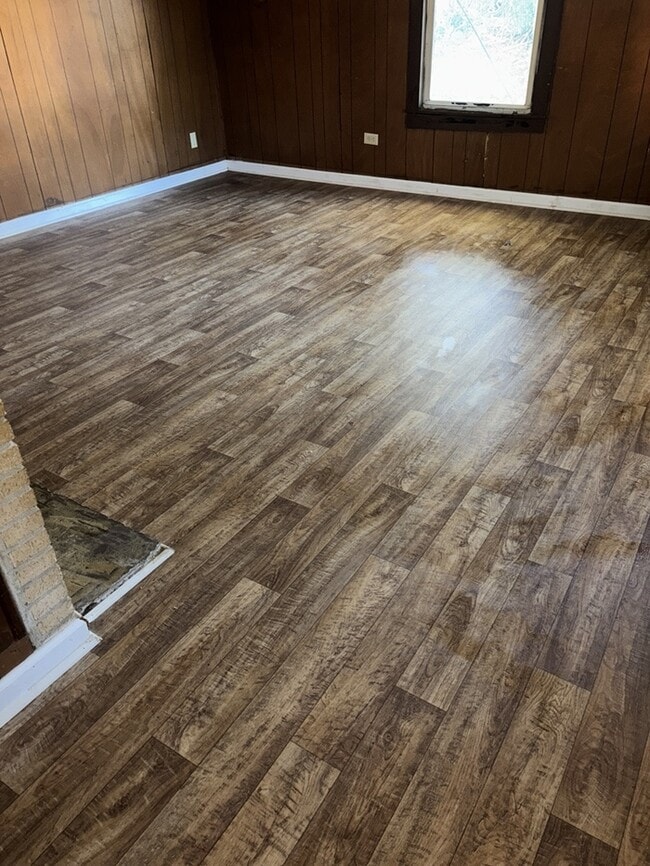 Building Photo - 3 Bedroom 1 Bathroom