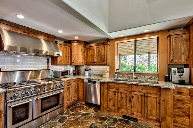 Building Photo - Gorgeous Lakeview! Pet Friendly w a Garage & AC!