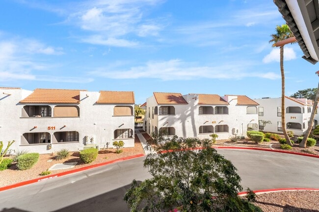 Building Photo - 2 Bedroom Condo!