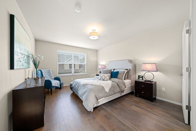 Building Photo - 3 Bedroom Townhome In Midtown with Fireplace