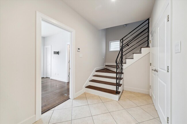 Building Photo - 3041 Clinton Dr