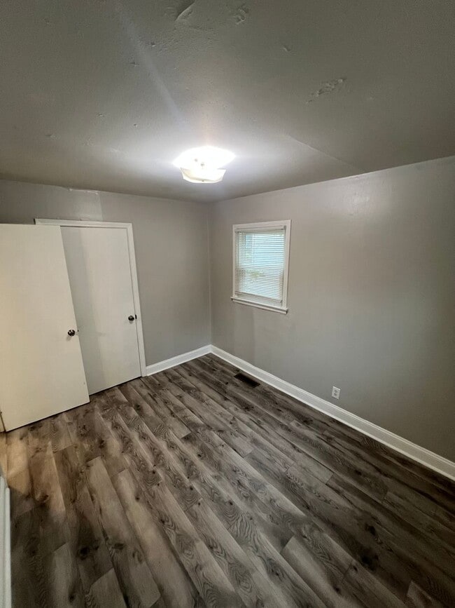 Building Photo - Beautiful 3 Bedroom 1 Bathroom Home