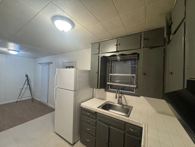 Building Photo - CUTE!!! 2 Bedroom 1 Bath Cute Home with Beautiful Landscaping and Garage