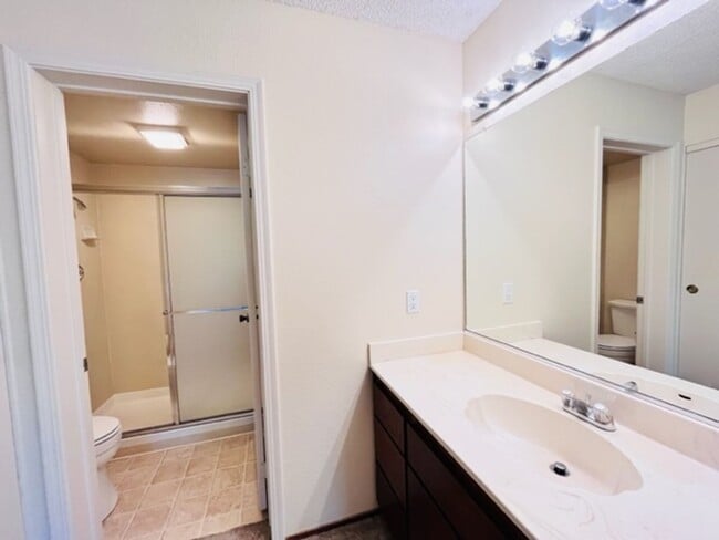 Building Photo - Move-In Ready, 2BD/2BA, Upper-Level, Singl...