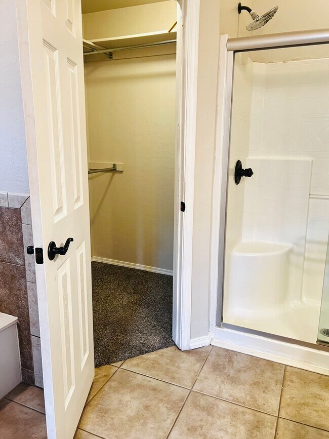 Building Photo - Gorgeous 3BD 2BA with Bonus Office Space in Del City!!