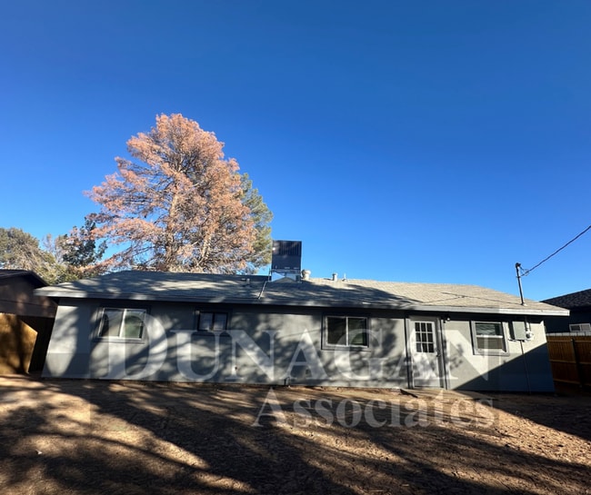 Building Photo - 4 Bedroom - 2 Bath Home Pet Friendly