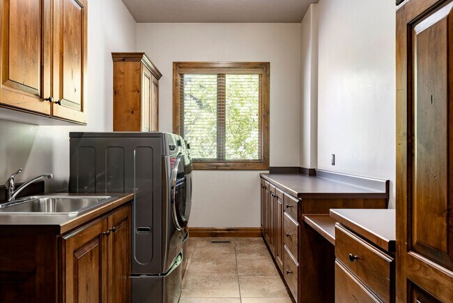 Building Photo - Luxury Mountain Retreat in Jeremy Ranch