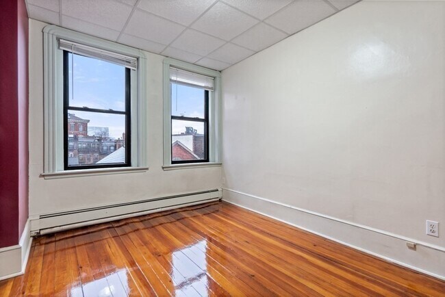 Building Photo - 36 Joy St