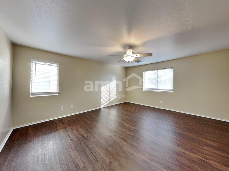 Building Photo - 1587 E Anastasia St