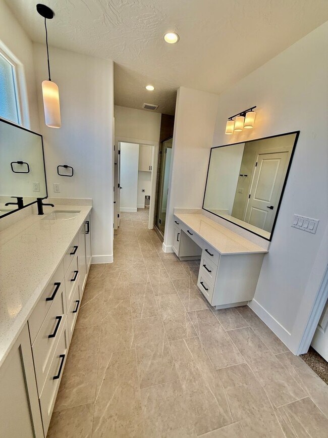 Building Photo - BRAND NEW Three Bedroom Townhome in Desert...