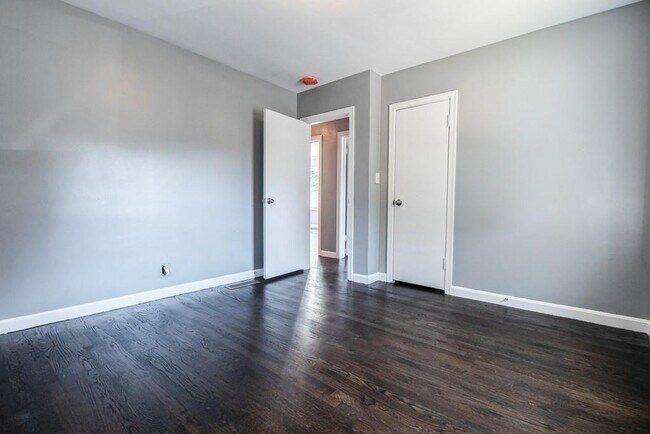 Building Photo - 120 Burbank Dr NW