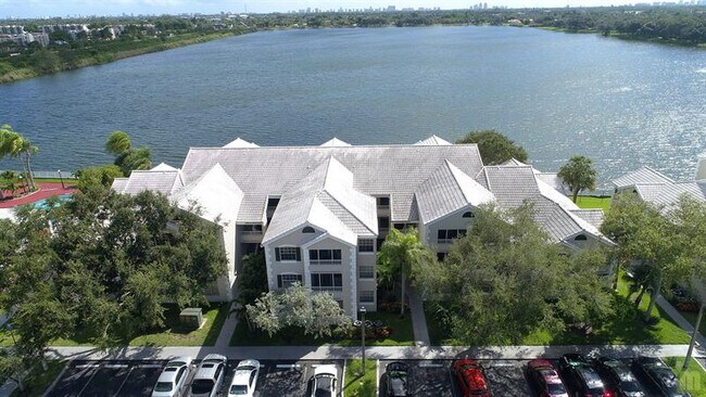 Building Photo - 2811 N Oakland Forest Dr