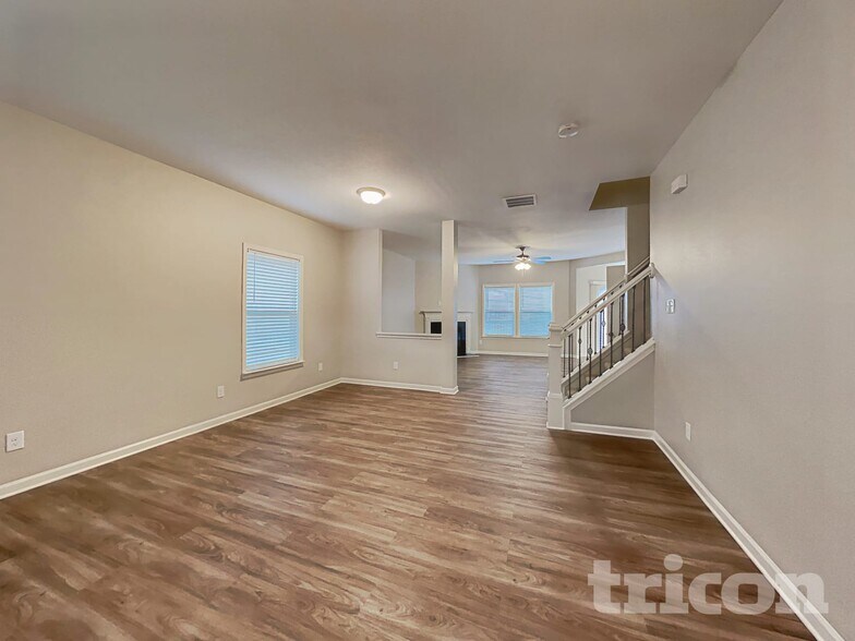 Building Photo - 807 Chastain Ave