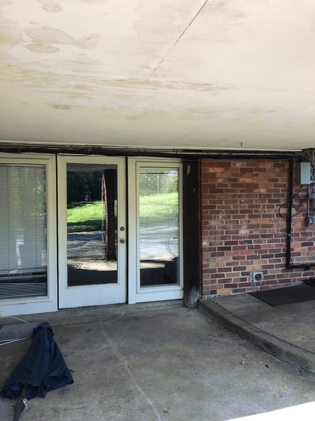 Building Photo - 2819 White Oak Dr