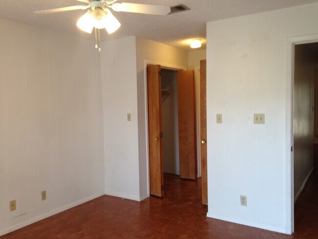 Building Photo - 500 E Riverside Dr