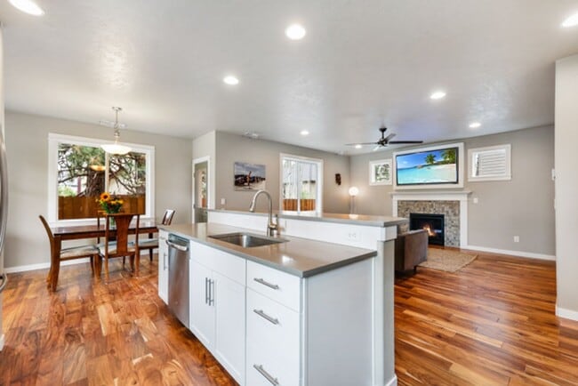 Building Photo - Beautiful home in SW Bend!  Large fenced i...