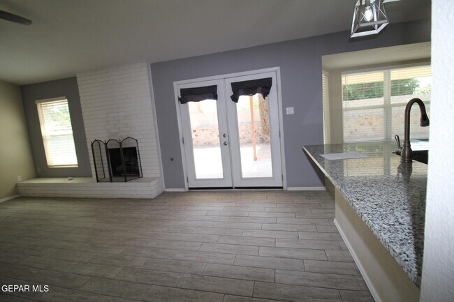 Building Photo - 351 Duanesburg St