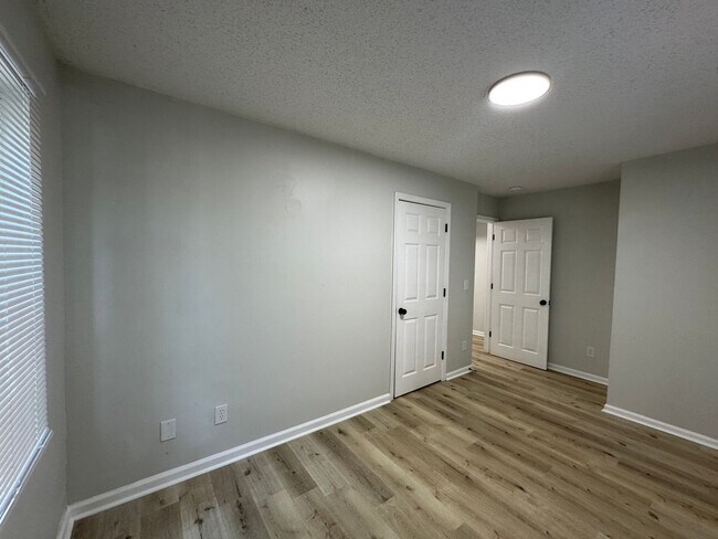 Building Photo - 3bed/2bath freshly renovated home!