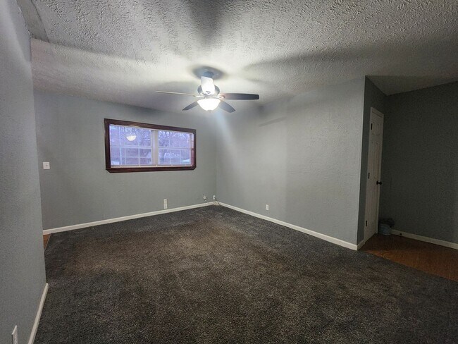 Building Photo - 3 Bedroom Home in Shawnee