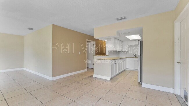 Building Photo - 309 W South Ave