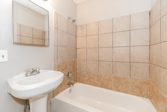 Building Photo - 7909 Caxton Cir W