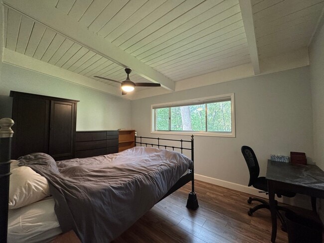 Building Photo - Relaxing Fully-Furnished 2 Bed 1 Bath Cond...