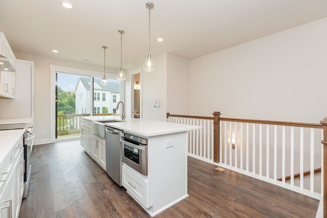 Building Photo - Beautiful 3BR 2.5BA Townhome w/ Full Appliance Kitchen • Garage Parking • Ultra-Modern