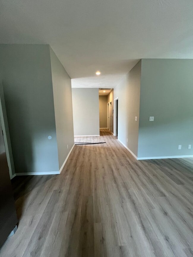 Building Photo - 1/2 Off First months Rent!!!  4 bedroom 2 bath Bolivar MO